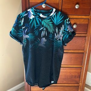 Hollister men’s curved hem tee from Must Have Collection, sz large, black floral